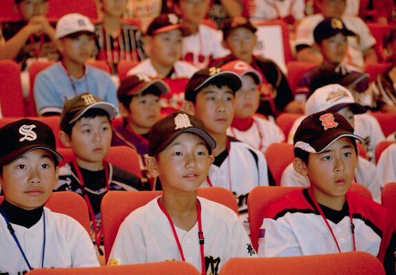 抽選の行方に見入る各チームの主将たち＝県教育会館、田中勝撮影