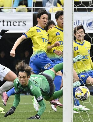 後半25分、栃木ＳＣのＦＷ矢野（左奥）が頭で先制点を奪う＝県グリーンスタジアム、広瀬華撮影
