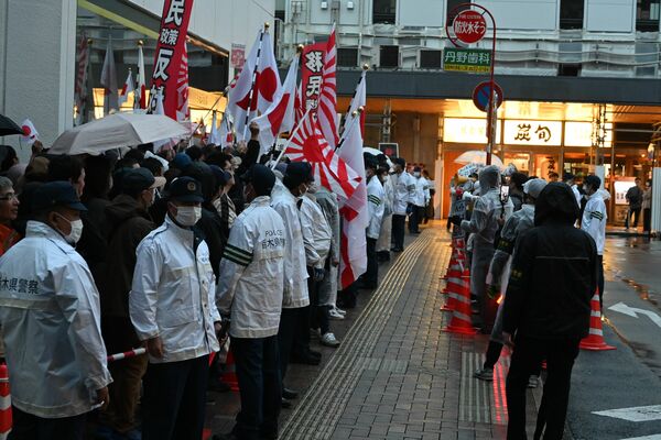 JR小山駅前で行われた「移民政策反対デモ」=26日午後、小山市城山町3丁目