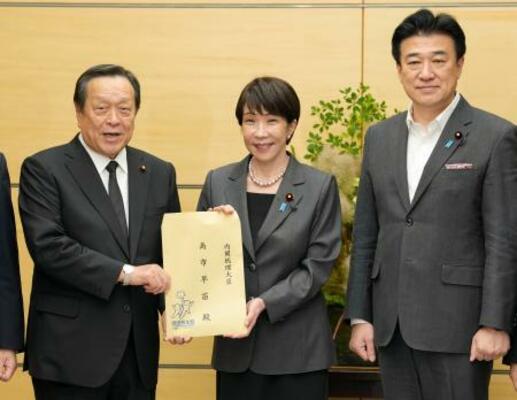 安保関連3文書の改定に向けた提言を、自民党の浜田靖一安全保障調査会長(左)から受け取る高市首相。右は木原官房長官=24日午後、首相官邸