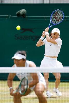 　女子ダブルス２回戦でプレーする青山修子（奥）、梁恩碩組＝ウィンブルドン（共同）