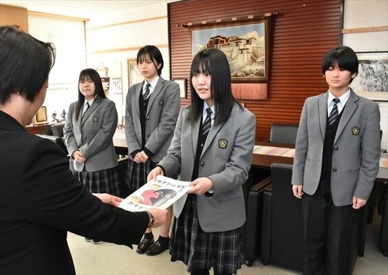 川俣市長（左）に出来上がった「なすから宅配ガイドブック」を手渡す烏山高生徒