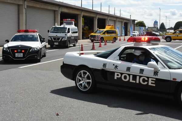 パトロールに向けて出発するパトカー＝21日午前10時40分、鹿沼市茂呂