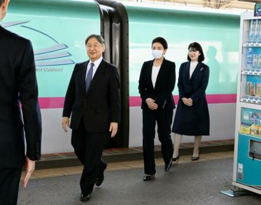 JR福島駅に到着された天皇、皇后両陛下と愛子さま=6日午前