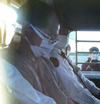 　送検される富田健一容疑者（手前）＝２日、群馬県警高崎北署