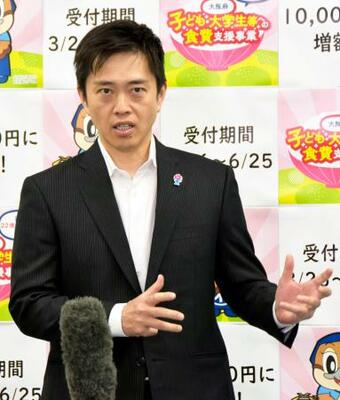 記者団の取材に応じる大阪府の吉村洋文知事=8日午後、大阪府庁