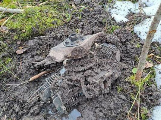 　２５日、ラトビア南部に墜落した無人機の部品（ラトビア軍提供、ロイター＝共同）