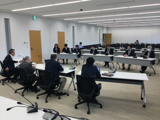 社会実験の活動実績を報告する市職員たち（奥側）議会事務局提供