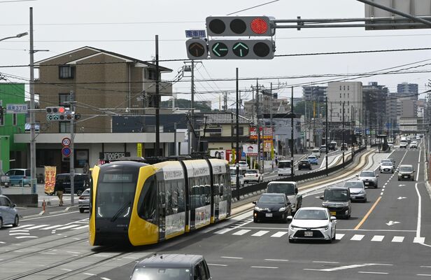 陽東３丁目の交差点を通行するＬＲＴや車