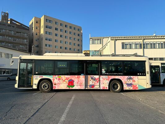 期間限定で走行している「さくらバス」の外装