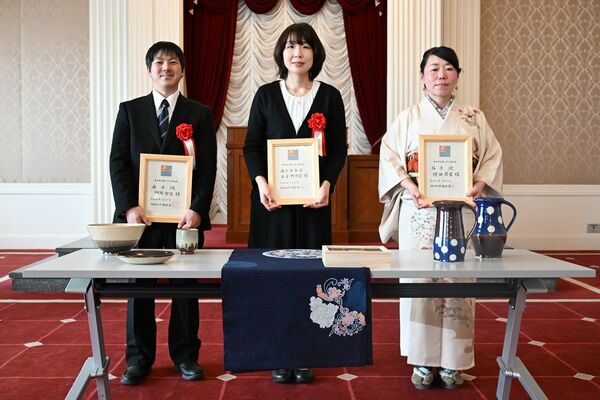 県伝統工芸士に認定された（右から）榎田さん、若菜さん、阿部さん＝県庁昭和館