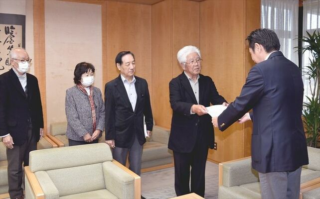 馬上議長（右）に陳情書を手渡す反対団体のメンバー
