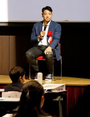 「岩手読書感想文コンクール」表彰式に駆け付けた米大リーグ・エンゼルスの菊池雄星投手=14日午前、盛岡市