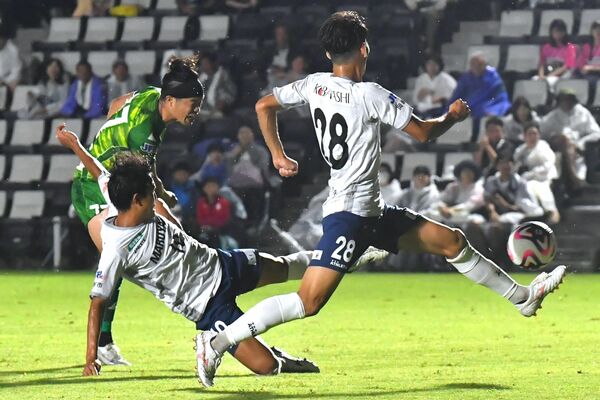 後半15分、栃木シティのＦＷ田中（左）がシュートを決め、リードを２点に広げる＝シティフットボールステーション