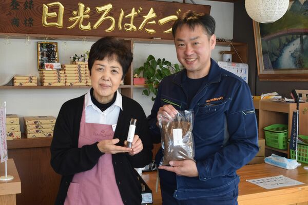 醤油粕で作った塩を手にする樋山社長（右）