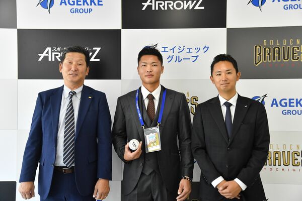 指名あいさつを受け、オリックス岸田監督のサインボールを持つ三方（中央）＝エイジェックスポーツ科学総合センター