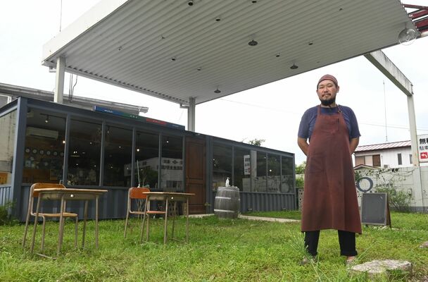 店の前に立つ高橋さん