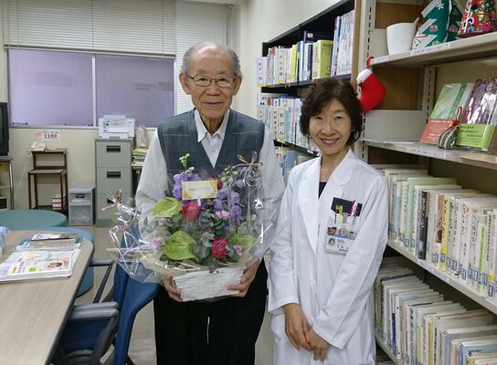「こやま文庫」を設立した小山名誉所長（左）と平林医師＝２０１９年11月、宇都宮市陽南４丁目（県立がんセンター提供）