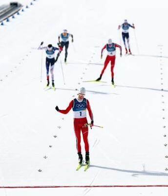 　男子距離複合　１位でゴールするノルウェーのクレボ＝テーゼロ（共同）