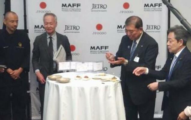 　米ニューヨークのレストランで開かれた日本産食品の輸出を促進するイベントで試食する石破首相（右から２人目）＝２３日（共同）
