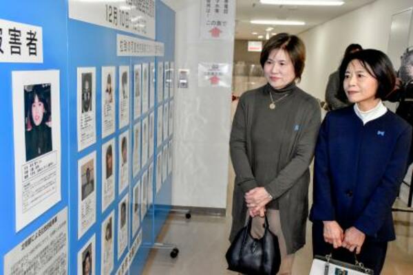 　北朝鮮による日本人拉致問題のパネル展を訪れた有本恵子さんの姉の北谷昌子さん（左）と妹の有本郁子さん＝１０日午後、兵庫県警本部