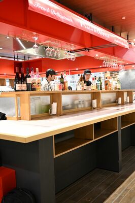 県産の日本酒やワインなども楽しめる立ち飲みカウンター