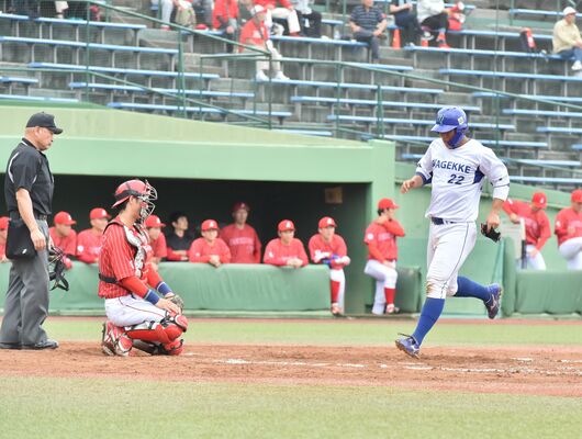 ３回、エイジェック木本の先制打で三走の岡島が生還＝清原球場
