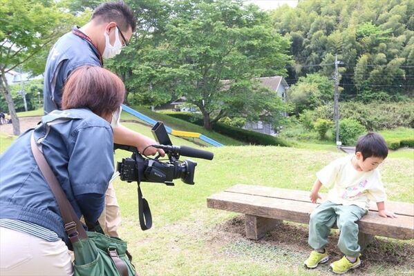 町内で自主番組の取材を行う茂木テレビのクルー。自主番組の制作は引き継がれる（町提供）