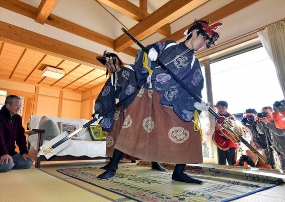 家々を回り悪魔払いを行う大てんぐ、小てんぐ＝２日午前10時５分、鹿沼市板荷