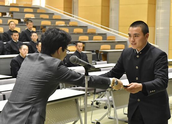 21世紀枠の本県候補校推薦の表彰状を受け取る宇工の石澤主将（右）＝宇工高