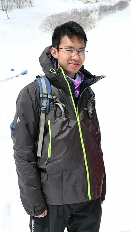 事故現場近くを訪れた内田さん。８本の線香を供えた＝27日午前10時25分、那須町湯本