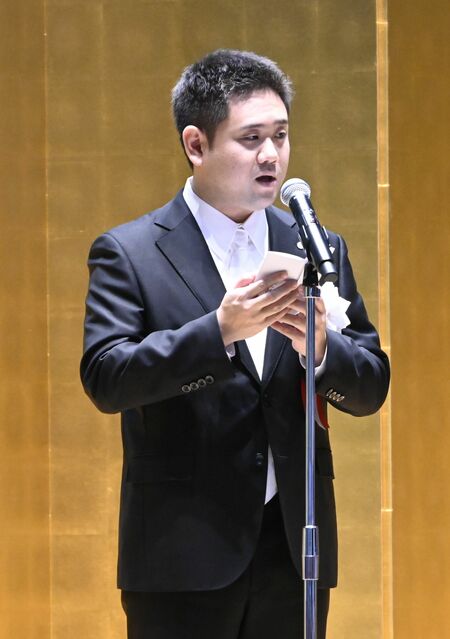新社名発表会であいさつする青木社長＝15日午前、宇都宮市
