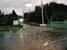 余笹橋から越水し道路に流れ込む泥水（1998年８月、稲葉茂さん提供）