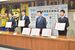 包括連携協定を結んだ佐藤市長（右から２人目）と各プロチームの代表者＝宇都宮市役所