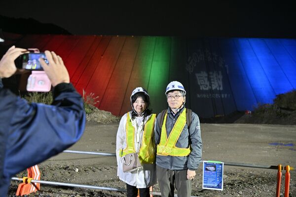 記念写真に収まる参加者