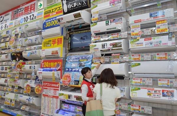 夏前から暑かった影響で、昨年はエアコンの売り上げが伸びた＝２０１８年５月、宇都宮市内の家電量販店