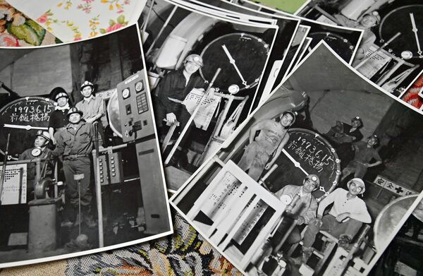 閉山後の坑内で撮影した仲間との写真。片付け作業の日付を示す「1973.6.15」の文字が見える=27日午前11時20分、日光市足尾町