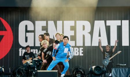 　ＧＥＮＥＲＡＴＩＯＮＳと踊る岡村隆史（手前）＝東京都調布市