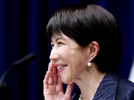記者会見で笑顔を見せる高市早苗首相=21日午後10時43分、首相官邸(代表撮影)