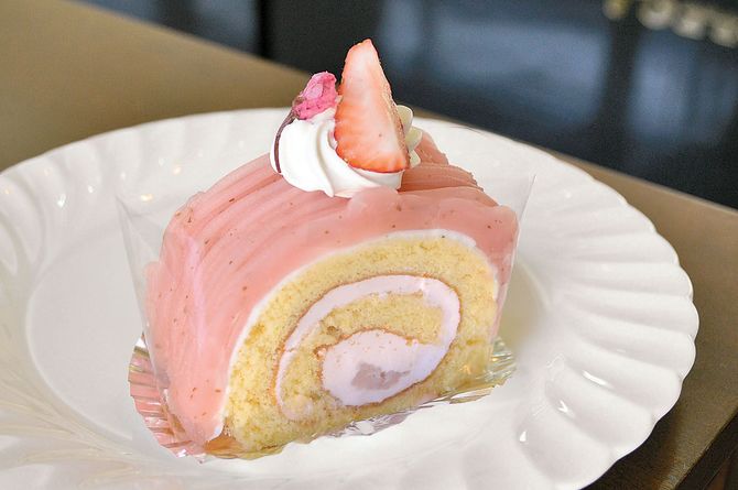 桜の花とイチゴをトッピング