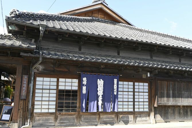 店の正面に位置する油伝味噌主屋。昔ながらの商家に見られる造りが特徴