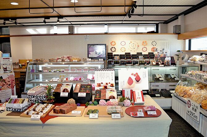 代表銘菓「あさつき塩まめ大福」をはじめ、季節の和菓子が並びます