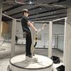 人間こま　コジマ子どもサイエンスパーク・室岡久男さん　スピンの速さが変わる理由　自分が回転して体験