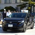 日産栃木工場で生産の「新型リーフ」お披露目　栃木県庁で市長ら乗車　公用車への導入検討も