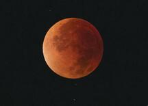 夜空に赤黒く、皆既月食