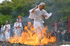 境内包む炎の熱気　荒行で無病息災など祈願　那須塩原・金乗院で火まつり