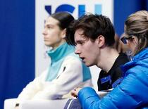 戦争続く両国、フィギュアで明暗