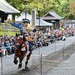 人馬一体の妙技で観客魅了　日光東照宮で流鏑馬神事　秋季大祭始まる