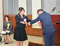 税作文入賞者ら中高生１６人表彰