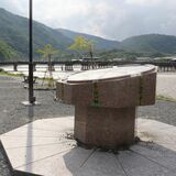 嵐山地域に謎の方位盤... 「立ち入り禁止」テープ貼られ 観光客?硬貨投入防ぐため 旅の幸せは「持ち帰って」